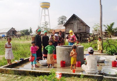 Jrai ethnic minority people draw water from a well in their village in Krong Pa District of Dak Lak Province (Photo: SGGP)