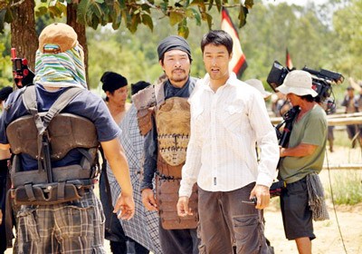 Actor Johnny Tri Nguyen (white shirt) was martial arts director for the film Khat Vong Thang Long (Thang Long Aspiration). (Photo: SGGP)