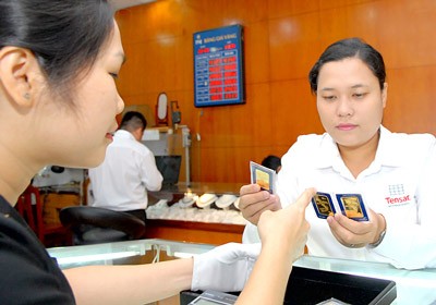 Buying gold in a PNJ shop in Nguyen Van Troi Street in Phu Nhuan District. (Photo SGGP)