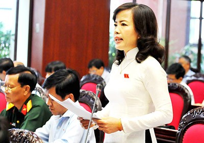 Deputy Nguyen Thi Kim Thuy from Da Nang City presents ideas at the meeting. (Photo SGGP)