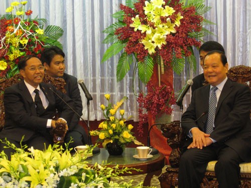 Secretary of the Ho Chi Minh City Party Committee Le Thanh Hai (R) receives governor of Yangon region U Myint Swe (Photo: NLD)