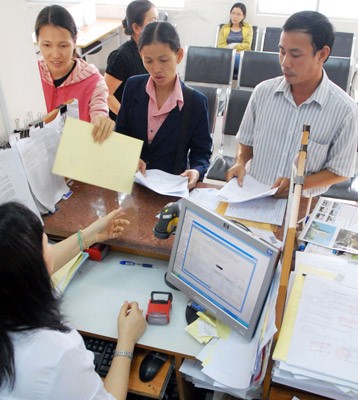 Businesses pay taxes at the Tax Department in HCMC (Photo: SGGP)