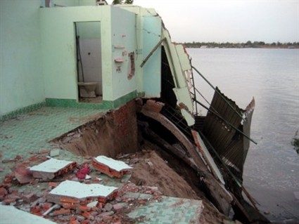 Part of a house that collapsed along Tien River bank in An Giang Province on May 29 (Photo: laodong)