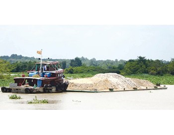 A barge filled with illegal sand exploited from the Saigon River in Cu Chi District in HCMC (Photo: SGGP)