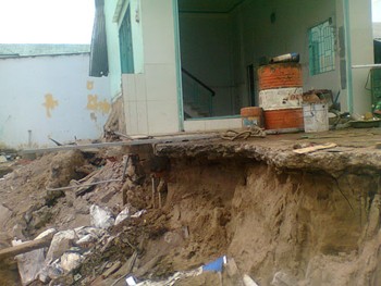 A house at the brink of falling into the river in Binh Khanh Ward in Long Xuyen Town (Photo: Thanh Nien)