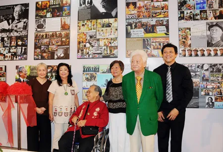 Từ phải sang: Nguyễn Á cùng nhạc sĩ Phạm Duy; đạo diễn Việt Linh; Giáo sư - Nghệ sĩ Trần Văn Khê; Nghệ sĩ Ưu tú Kim Cương và nghệ nhân ẩm thực Nguyễn Dzoãn Cẩm Vân đại diện cắt băng khai mạc triển lãm. Ảnh: An Dung