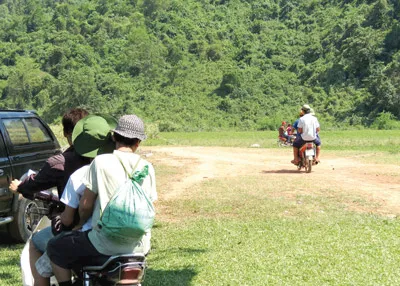 Từng tốp cửu vạn đi xe máy vào rừng, lên núi Vực Trô, vượt trạm vào rừng tìm gỗ sưa. Ảnh: NGUYÊN LONG