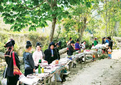 Bà con người dân tộc thiểu số bán hàng trước khu di tích Mường Phăng.