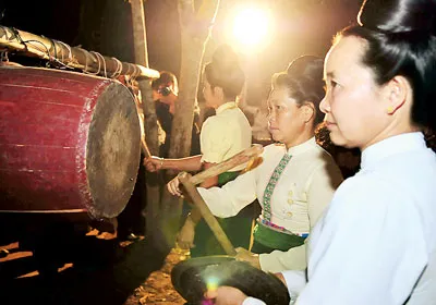 Phụ nữ người Thái trong đêm hội tại bản Phiêng Luông (TP Điện Biên).