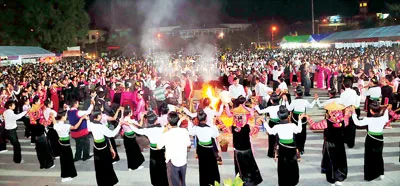 Liên hoan “nối vòng tay lớn” trong đêm hội mừng chiến thắng Điện Biên.