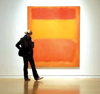 Khách tham quan xem tranh của Mark Rothko.