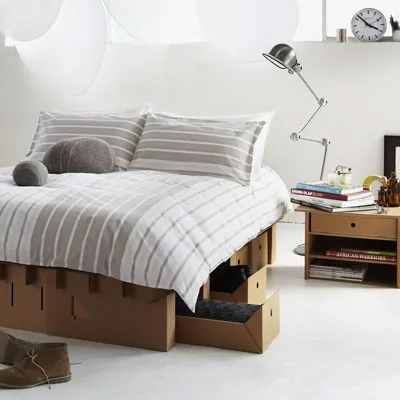 Giường Paperpedic và một chiếc bàn nhỏ xinh xắn