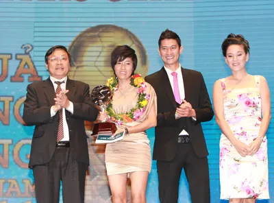 Tiền vệ Lê Thị Thương đoạt Quả bóng Bạc