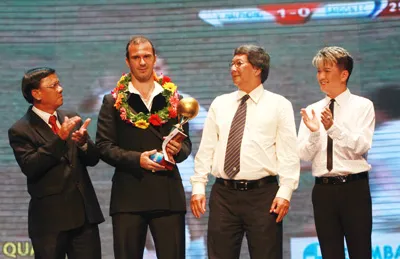 Tiền đạo Huỳnh Kesley Alves đoạt Quả bóng đồng.