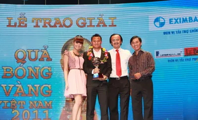 Tiền vệ Nguyễn Trọng Hoàng đoạt Quả bóng bạc.