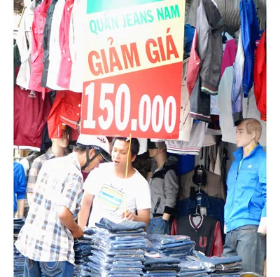 Hàng giảm giá tại một cửa hàng trên đường Nguyễn Trãi. Ảnh: DIỄM THY
