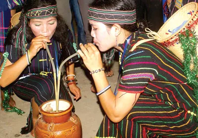 Sơn nữ ngất ngây men rượu cần trong đêm hội.