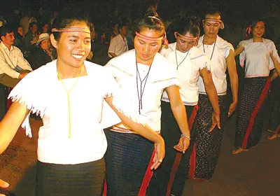 Thiếu nữ Churu với vũ điệu tamya aria trong đêm giã bạn.