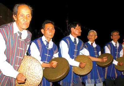 Diễn tấu cồng chiêng trong đêm hội. Với người Tây Nguyên, tấu cồng chiêng là một cách tỏ bày tình cảm giữa con người với con người, con người với giới siêu nhiên.