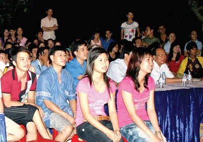 Công nhân xem một chương trình văn nghệ.