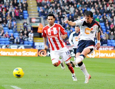 Chris Eagles (phải, Bolton) sút bóng trước khung thành Stoke City ở lượt đi.