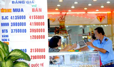 Giá vàng trong nước luôn cao hơn giá thế giới nên sức mua giảm. Ảnh: Diễm Thy