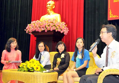 Giao lưu các tập thể, cá nhân điển hình trong học tập và làm theo tấm gương đạo đức Hồ Chí Minh. Ảnh: VIỆT DŨNG