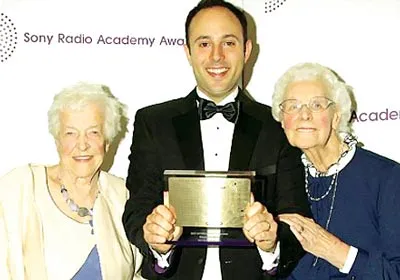 Bà Beryl (trái) và bà Betty (phải) tại lễ nhận giải.