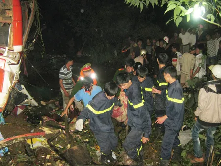 Hàng trăm cán bộ, chiến sỹ cảnh sát đã được điều động ngay trong đêm để cứu hộ. Ảnh: Công Hoan