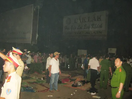 Đến 2h30 sáng nay, 18-5, các nạn nhân cuối cùng đã được đưa ra khỏi xe. Ảnh: Công Hoan