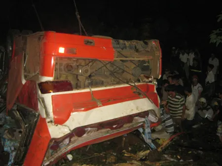 Chiếc xe khách bị lật úp, bệp dúm. Ảnh: Công Hoan