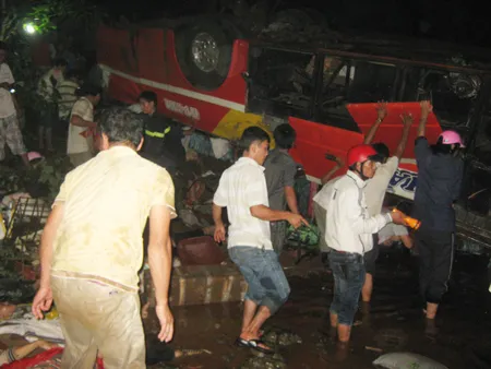 Lực lượng cứu hộ và người dân đang nổ lực cứu người. Ảnh: Công Hoan