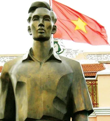 Tượng Bác Hồ ở Bến Nhà Rồng. Ảnh: Đ.H.M.