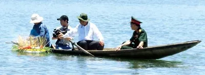 Dâng hoa tưởng niệm các chiến sĩ Trường Sơn đã nằm lại mãi mãi bên dòng Thạch Hãn.