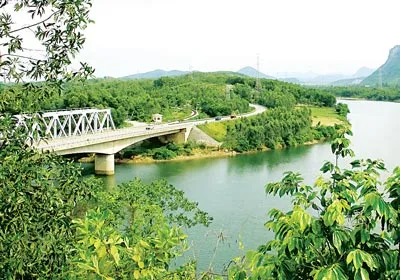 Cầu Long Đại bên Bến phà Long Đại - trọng điểm đánh phá ác liệt của địch trong cuộc kháng chiến chống Mỹ cứu nước.