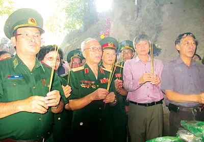 Các thành viên trong đoàn dâng hương tưởng niệm các liệt sĩ tại Hang Tám Cô trên đường 20 Quyết Thắng.