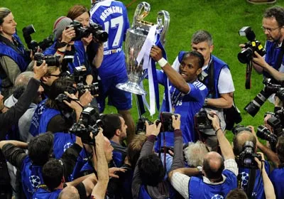 Drogba nâng cao chiếc cúp vô địch.