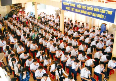 Học sinh Trường Quốc Văn Cần Thơ tại một buổi lễ chào cơ ở trường