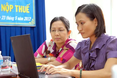 Bà Trần Thị Lệ Nga (bên trái) - Trưởng Phòng Tuyên truyền và hỗ trợ người nộp thuế – Cục Thuế TPHCM