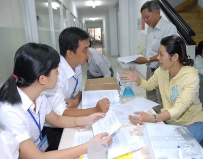 Doanh nghiệp thắc mắc trực tiếp với nhân viên Cục thuế TPHCM. Ảnh: Kim Ngân