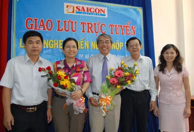Phó Tổng biên tập phụ trách Báo SGGP Nguyễn Tấn Phong (thứ hai, bên phải sang) tặng hoa các khách mời buổi giao lưu. Ảnh: Cao Thăng