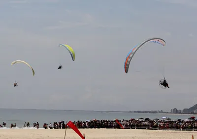 Bãi biển Đà Nẵng rực rỡ sắc màu những cánh diều bay