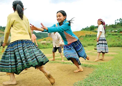 Chơi đùa trong lúc chăn trâu ở Mù Căng Chải (Lào Cai).