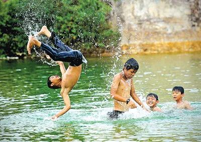 Các em nhỏ tắm ở hồ Tả Pạ, Tri Tôn (An Giang).