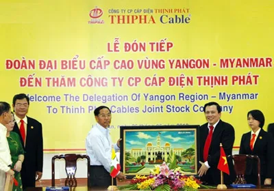 Ngài U Myint Swe, Thủ hiến Vùng Yangon (Myanmar) chung vui cùng ông Võ Tấn Thịnh, Chủ tịch HĐQT Công ty CP Cáp điện Thịnh Phát (Thipha Cable)