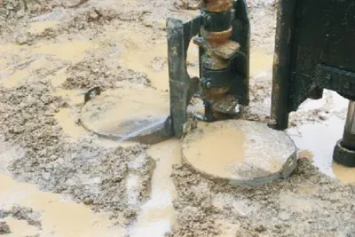 Đưa mũi khoan vào vào vị trí tạo cọc chèn Tia phun vữa cao áp Cọc chèn đường kính phi 0,4 m Cọc chèn đường kính phi 0,3m Ngọc Tuyết