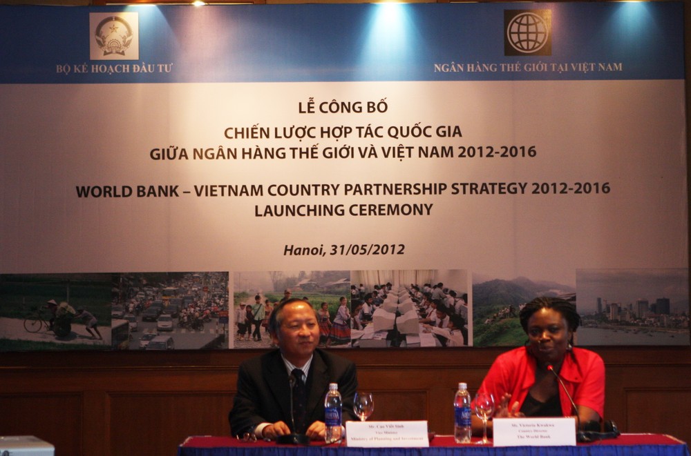 Cao Viet Sinh (L), Deputy Minister of Planning and Investment and Ms. Victoria Kwakwa, World Bank’s Country Director for Vietnam, at a meeting on May 31