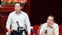 Transport Deputy Minister Nguyen Hong Truong (L) speaks at yesterday's conference (Photo: Tuoi tre)