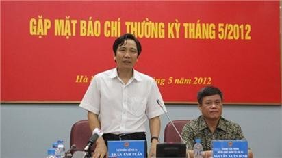 Vice Minister of Home Affairs Tran Anh Tuan is questioned about appointment of wanted official Duong Tri Dung (Photo: VNExpress)