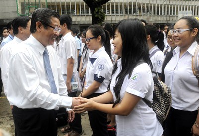 Vice Chairman of HCM City People's Committee, Hua Ngoc Thuan (L) meets students at Tran Dai Nghia exam board. (Photo: SGGP)